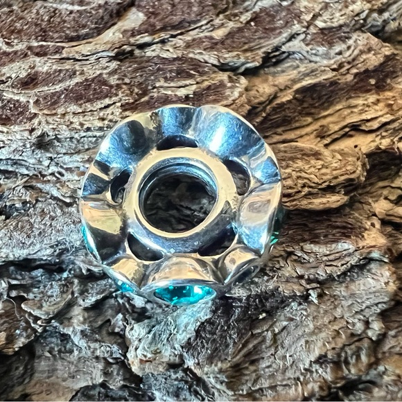 New Chamilia Swarovski Crystals Charm Birthstone Jewels Blue Turquoise December - Picture 5 of 8